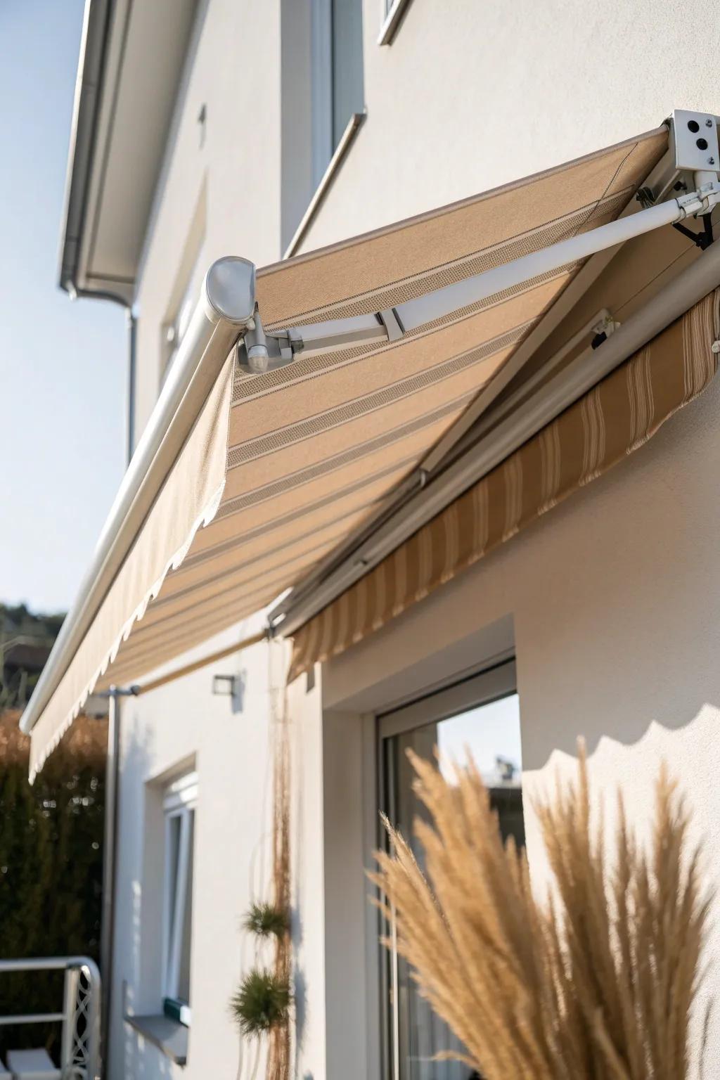 Retractable awning: flexible shade by day, open-sky balcony vibes in seconds.