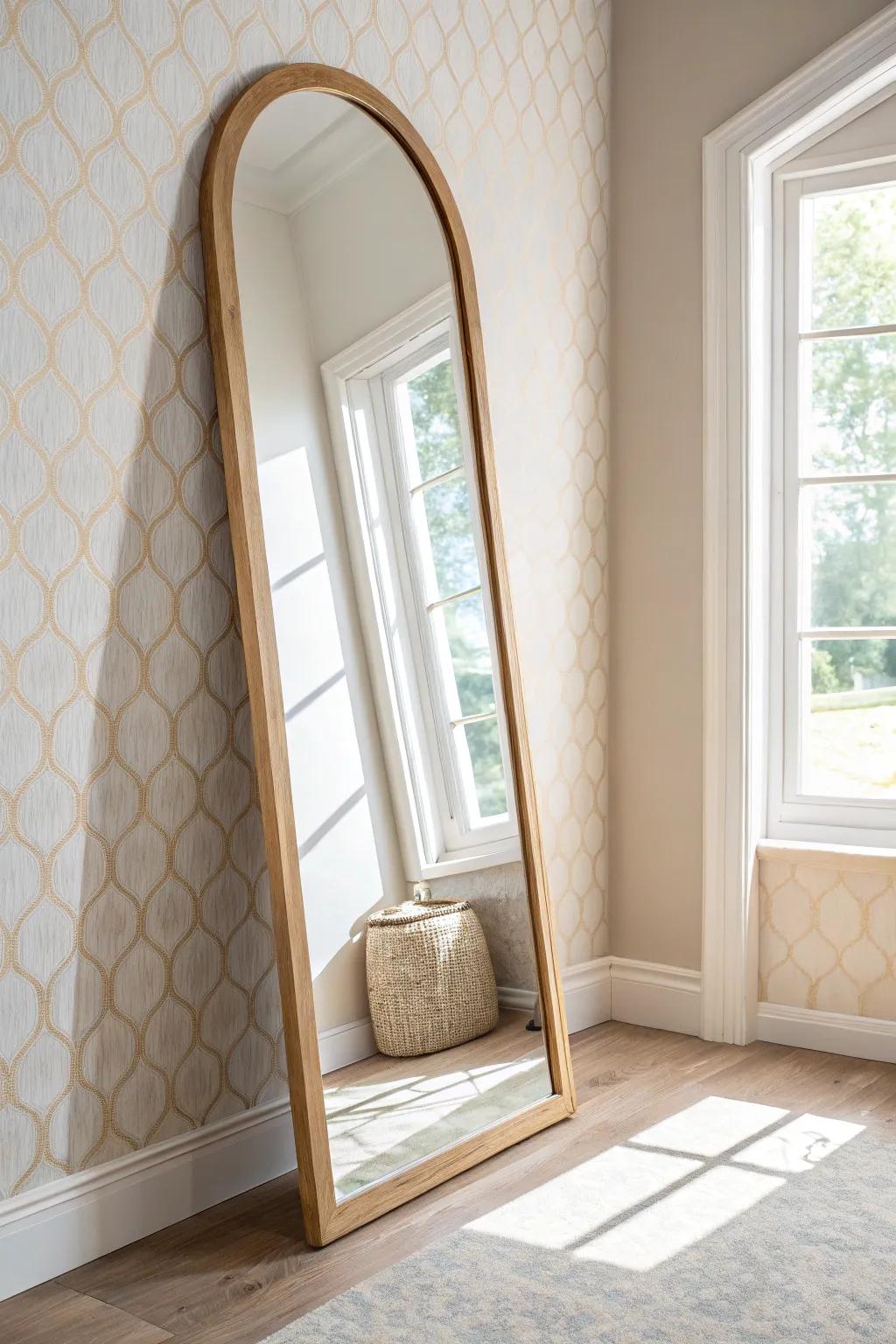 Light-toned wallpaper + an arched mirror: a simple hallway combo that doubles the daylight.