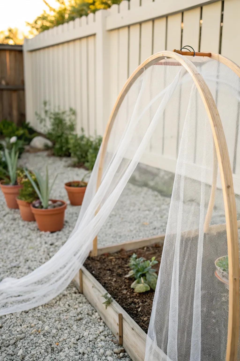 Pest-proof mesh covers keep small beds pristine—fresh greens, fewer bugs, zero stress.
