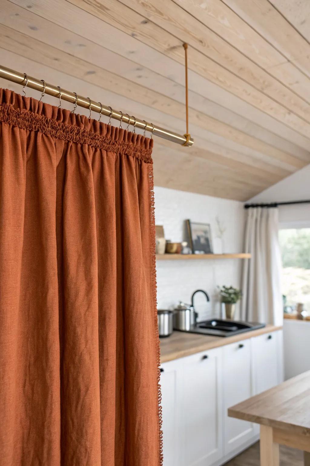 Ceiling-mounted linen curtain: the quickest way to hide kitchen clutter and calm dinner time.