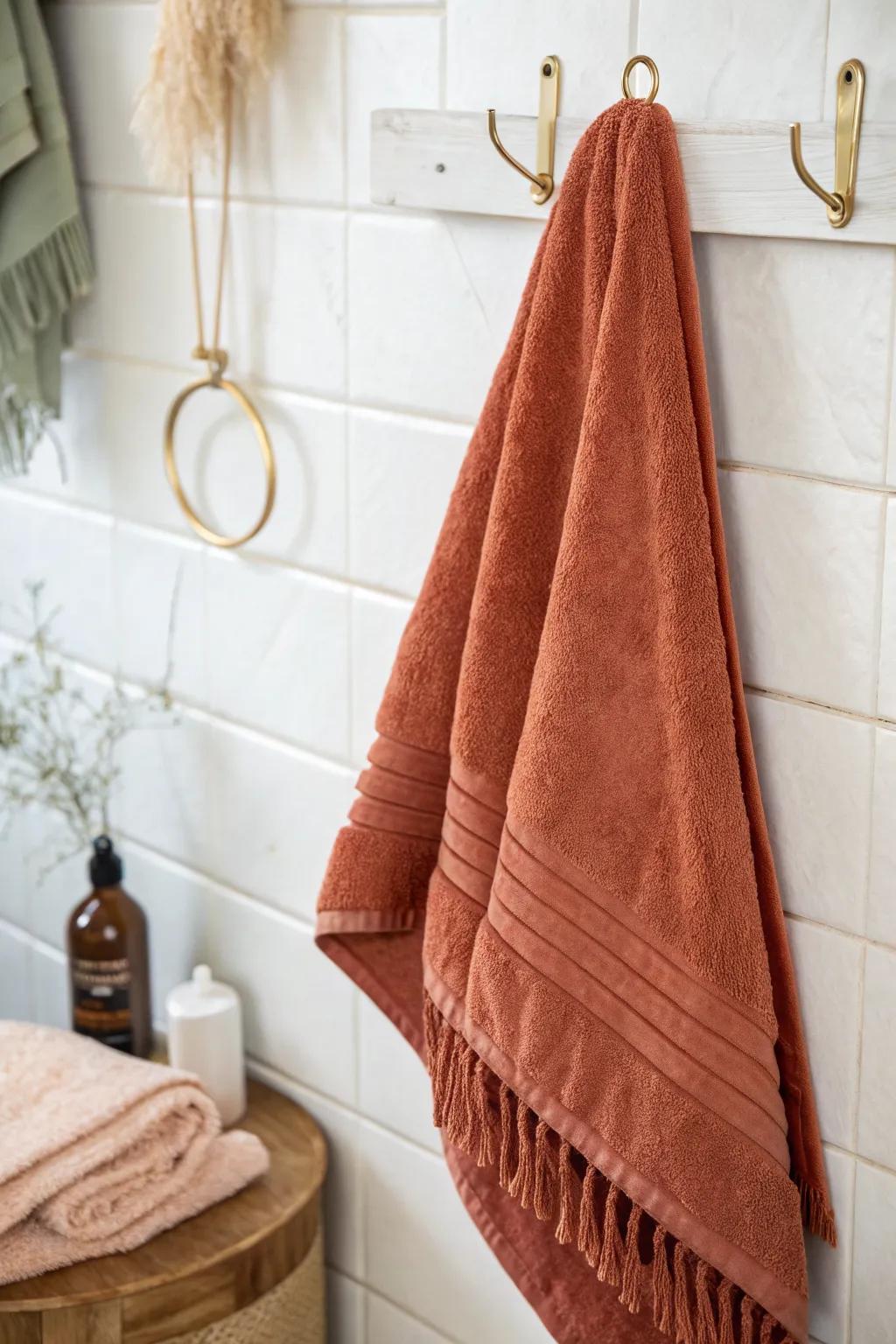 Half-over-third fold for a luxe, plush look—perfect for small bathrooms and towel hooks.