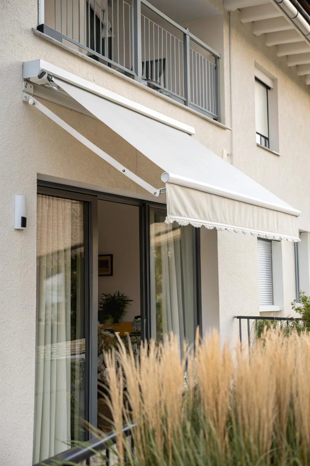 Full-cassette awning: sleek, low-maintenance protection that keeps fabric clean in windy weather.