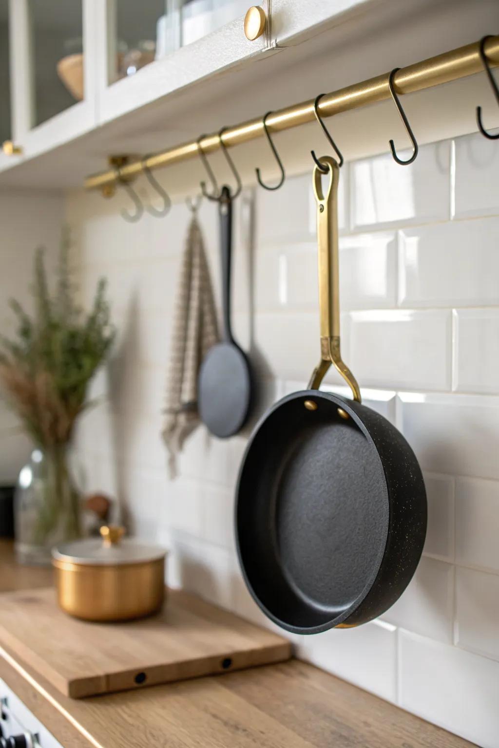 A slim rail above the stovetop keeps your daily pan within reach—minimal, chic, and tidy.