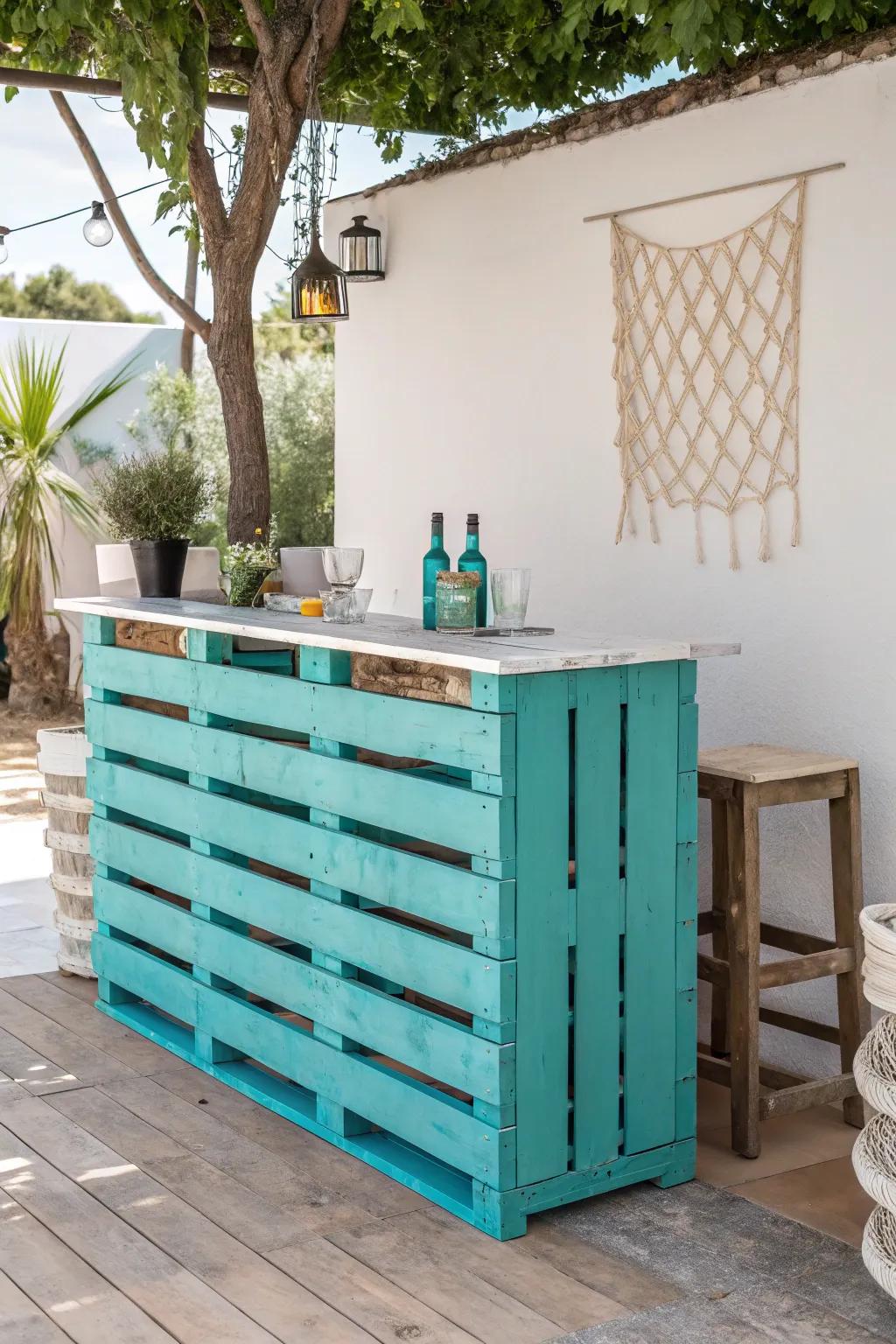 Transform your patio with a vibrant turquoise pallet bar—a true statement piece that blends Scandinavian simplicity with bohemian flair.